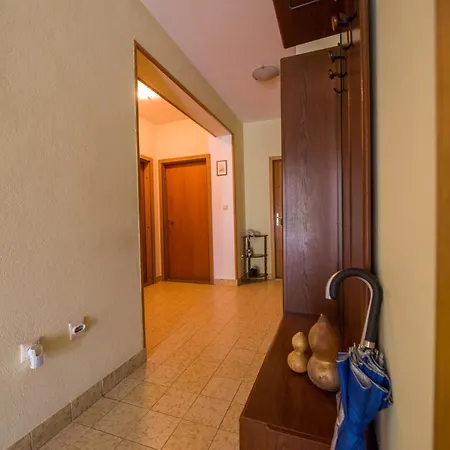With A Parking Space Kastel Sucurac, - 16209 Appartement